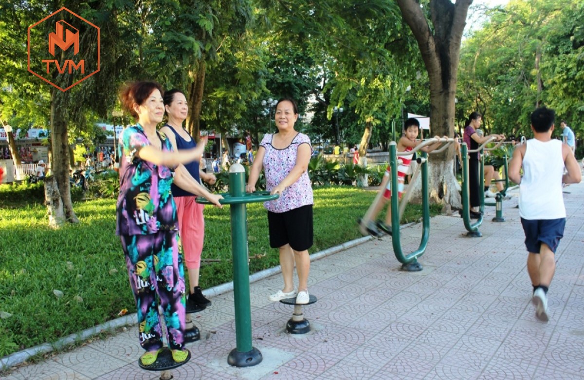 Người dân tập thể dục tại công viên