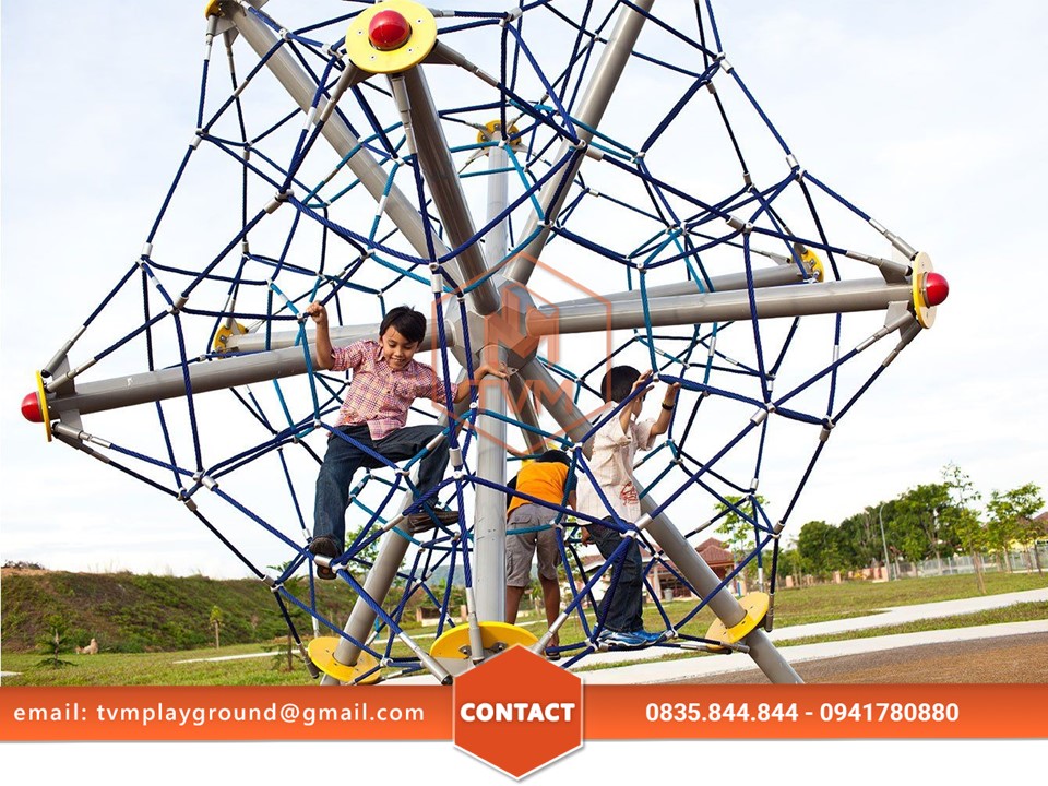Trẻ nhỏ được tham gia hoạt động thể chất ngoài trời tại công viên 
